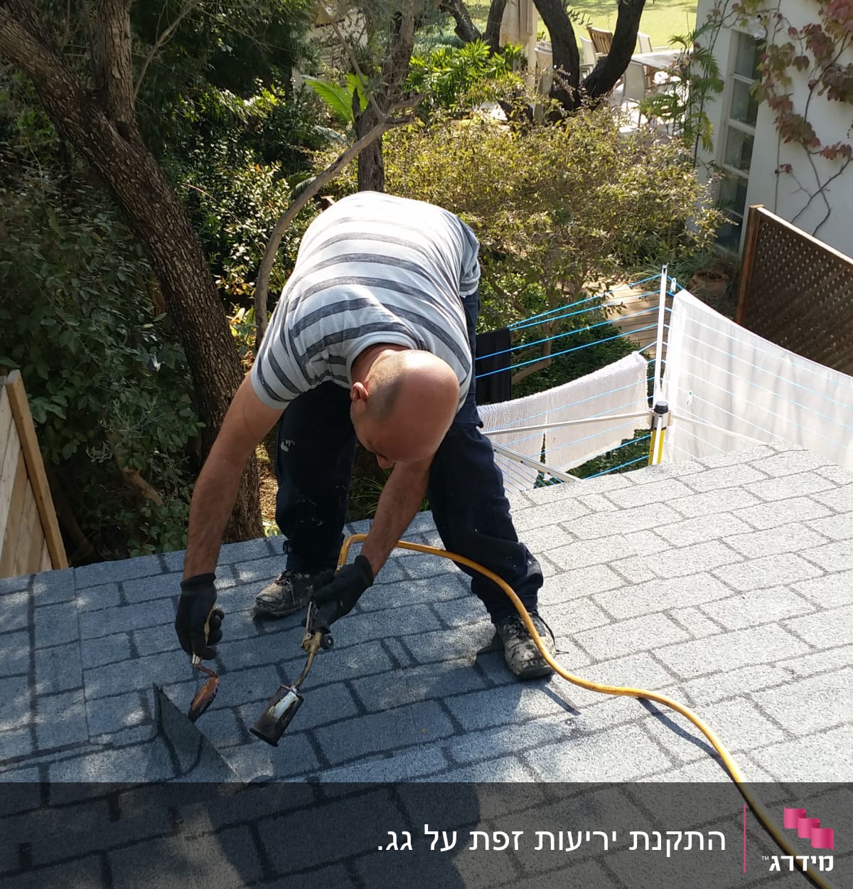 אדם עובד על גג רעפים עם כלי עבודה